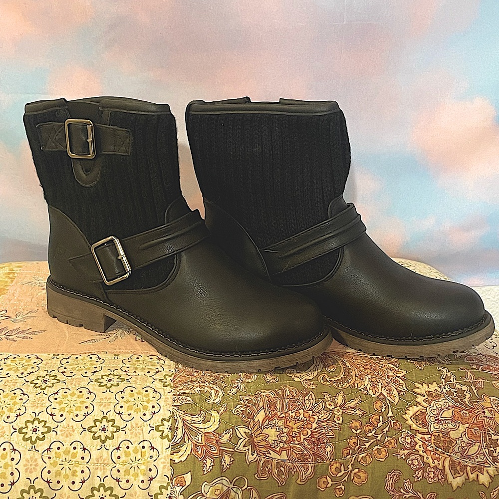 Stylish Women’s Black Ribbed Knit and Faux Leather Boots (Sz 7)